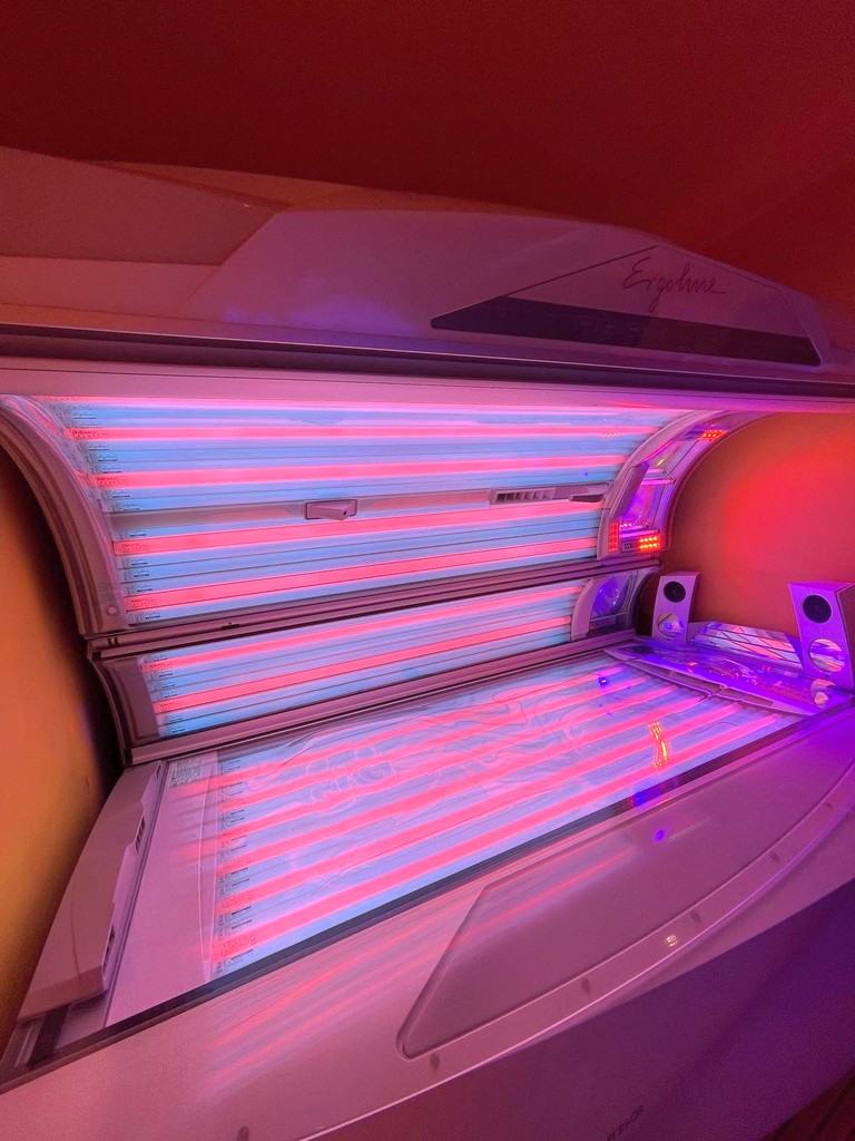Σολάριουμ και τατουάζ - καμπίνα Exotic Tan με αναμμένους λαμπτήρες